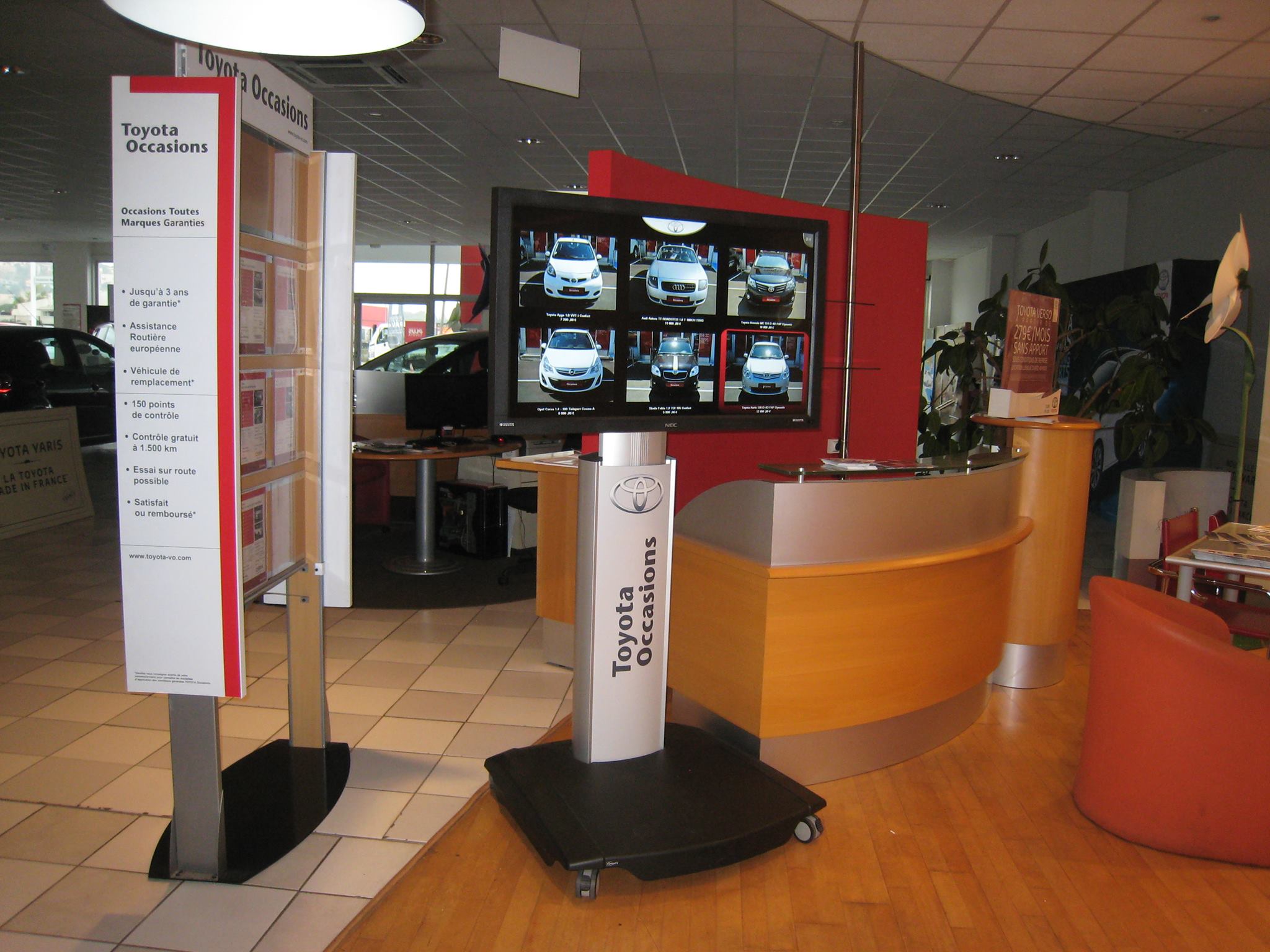 Ecran Dans Totem Concession Toyota