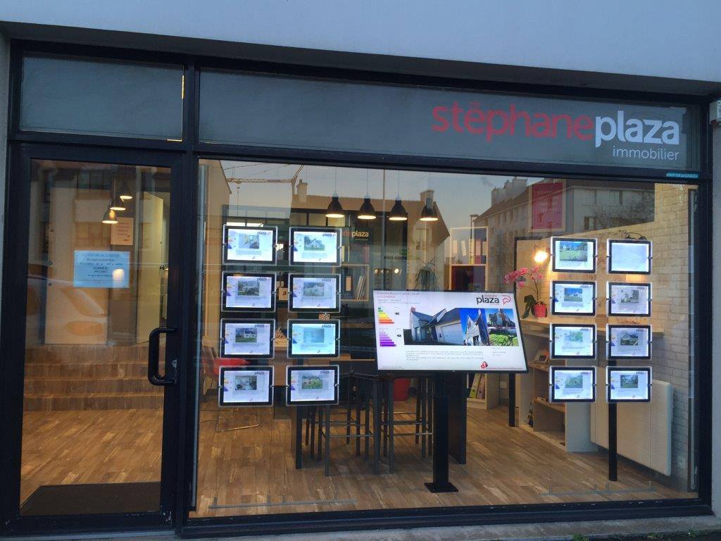 Ecran vitrine pied incliné Stéphane Plaza Immobilier